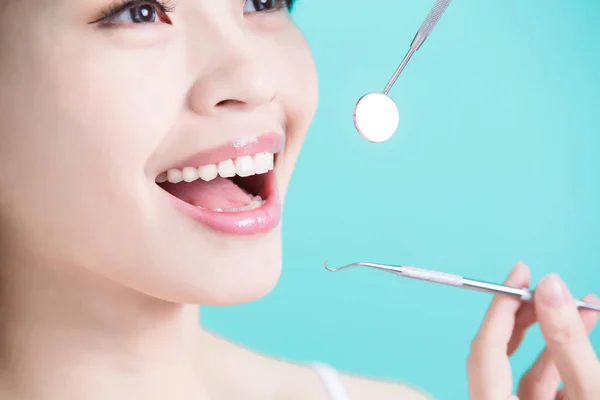 Mulher de beleza com ferramentas de dentes — Fotografia de Stock