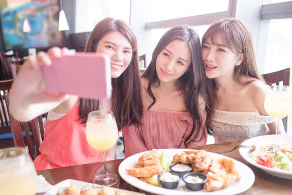 Mulheres tomando selfie no restaurante — Fotografia de Stock