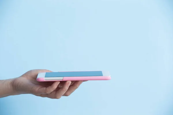 Mano celebración de teléfono inteligente — Foto de Stock