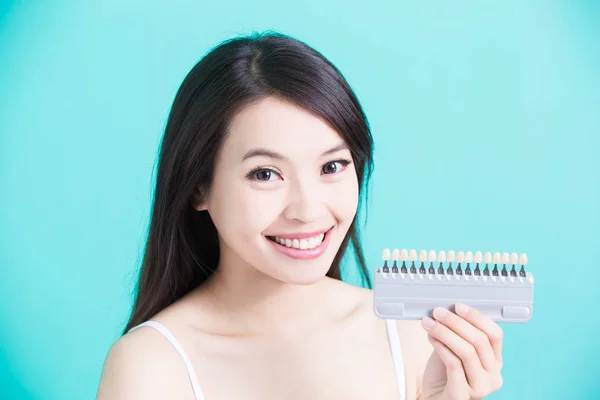 Mujer con dientes paleta de colores — Foto de Stock