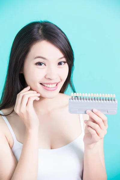 Mujer con dientes paleta de colores — Foto de Stock