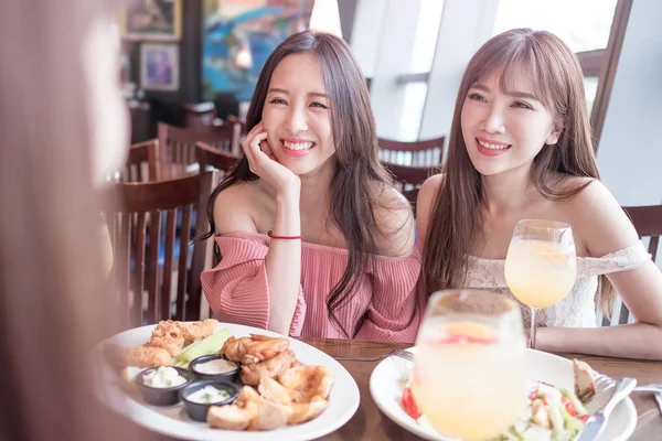 Les femmes souriant au restaurant — Photo