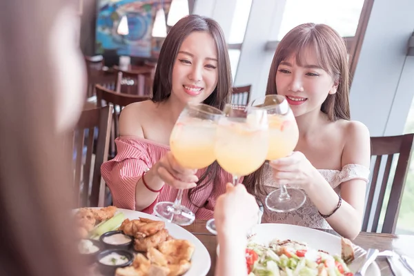Les femmes souriant au restaurant — Photo