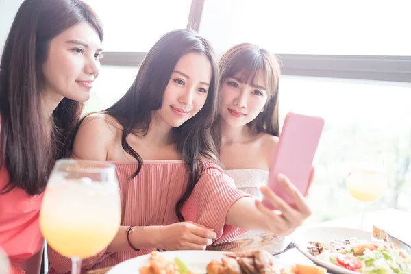 Ženy užívající selfie v restauraci — Stock fotografie