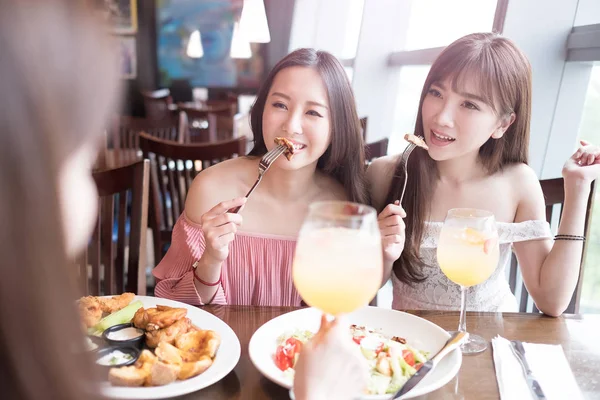 Mujeres sonriendo en el restaurante —  Fotos de Stock