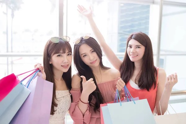 Kobiety z torbami na zakupy — Zdjęcie stockowe