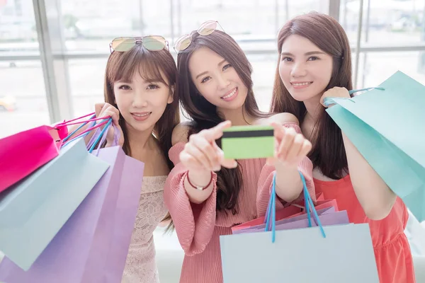 Donne con carta di credito nel centro commerciale — Foto Stock