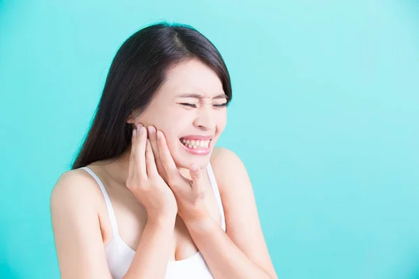 Schöne Frau mit Zahnschmerzen — Stockfoto