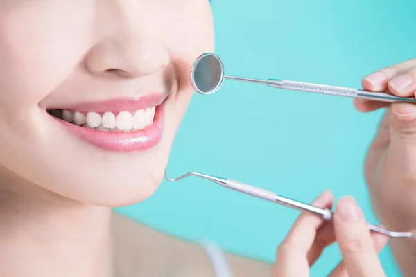 Schönheit Frau mit Zähnen Werkzeuge — Stockfoto