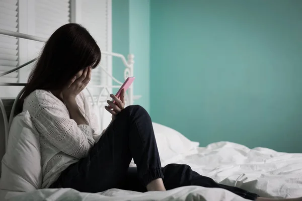 Mujer mirando por teléfono — Foto de Stock