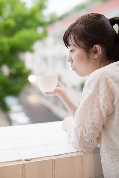 Mulher bebendo chá próximo — Fotografia de Stock