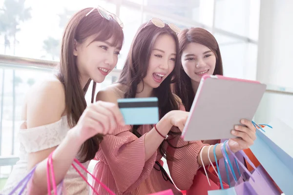 Mujeres con tarjeta de crédito usando tableta — Foto de Stock