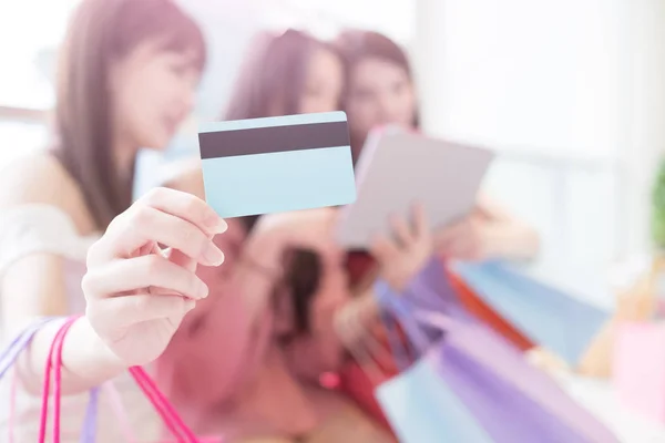 Frauen mit Kreditkarte per Tablet — Stockfoto