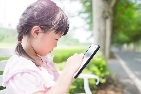 Söt flicka med telefonen — Stockfoto