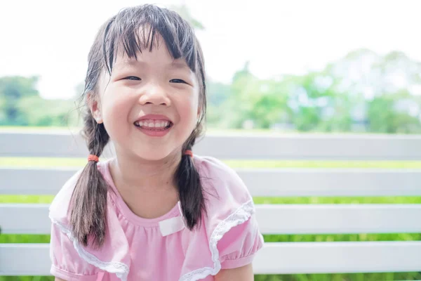 สาวน่ารัก ยิ้มอย่างมีความสุข — ภาพถ่ายสต็อก