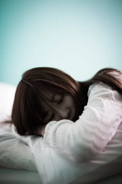 女性感うつ病と横になっています。 — ストック写真
