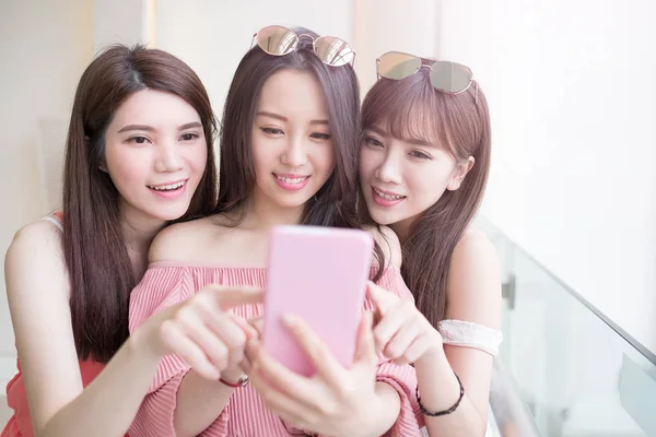 Mujeres tomando selfie y sonriendo — Foto de Stock