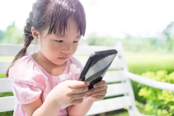 Fille mignonne en utilisant le téléphone — Photo