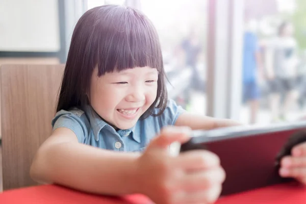 Flicka med telefon i restaurangen — Stockfoto