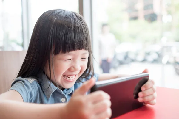 Flicka med telefon i restaurangen — Stockfoto