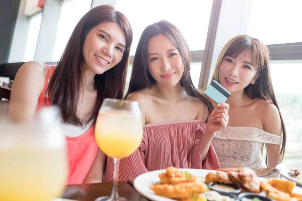 Krásné ženy s kreditní kartou — Stock fotografie