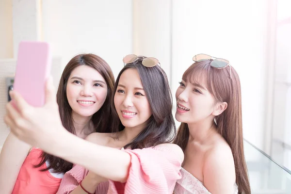 Kvinnor tar selfie och leende — Stockfoto
