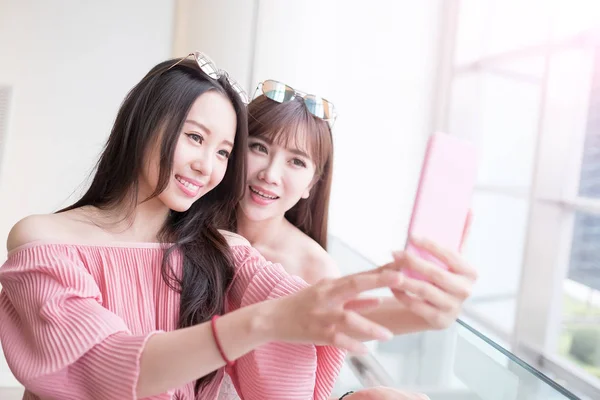 Ženy s selfie a usmívá se — Stock fotografie