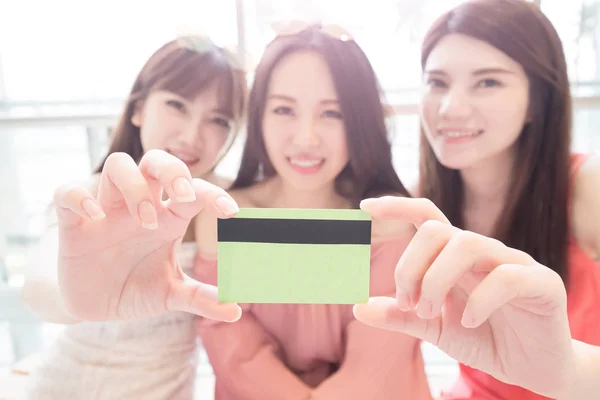 Belleza mujeres celebración de tarjeta de crédito — Foto de Stock