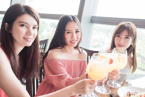 Mujeres cenando en restaurante —  Fotos de Stock