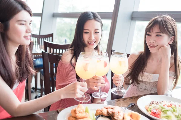 Women having dinner in restaurant — Stock fotografie