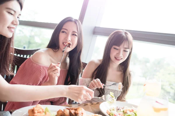 Frauen essen im Restaurant — Stockfoto