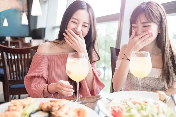 Women having dinner in restaurant — Stock Photo, Image