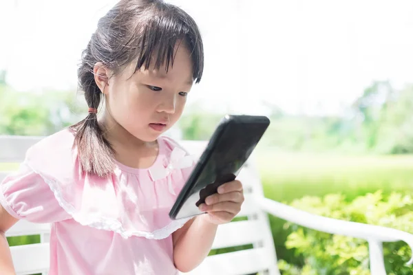 Menina bonito usando telefone — Fotografia de Stock