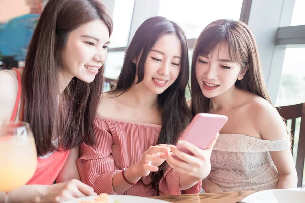 Mulheres usando telefone — Fotografia de Stock