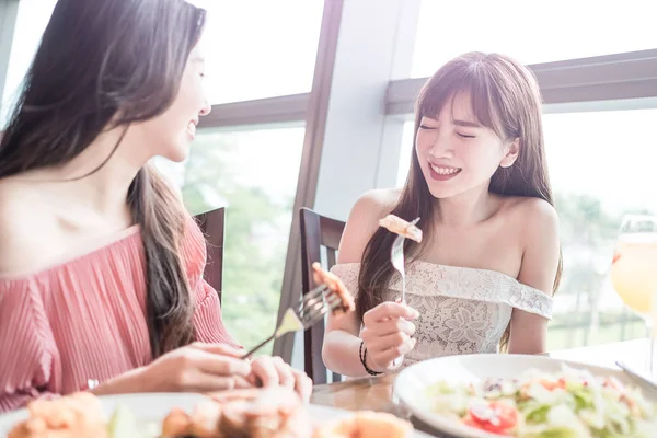 Женщины, улыбающиеся в ресторане — стоковое фото