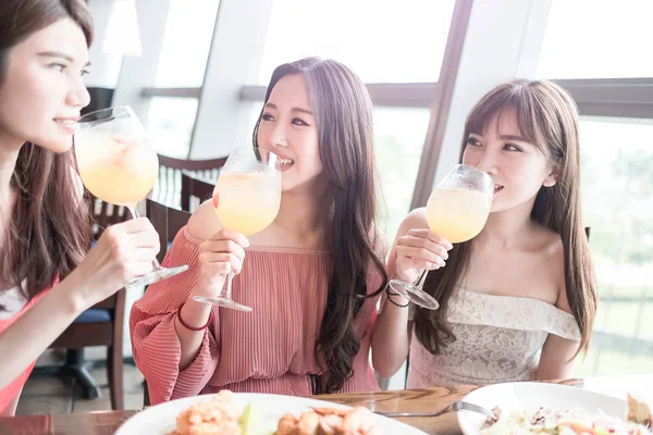 Mujeres bebiendo en restaurante —  Fotos de Stock