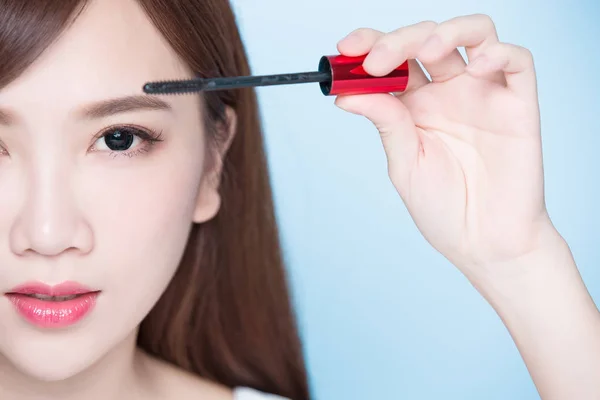 Schoonheid vrouw met mascara — Stockfoto