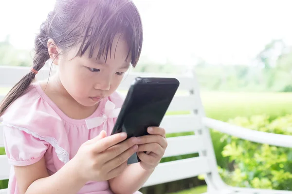 Roztomilá dívka pomocí telefonu — Stock fotografie