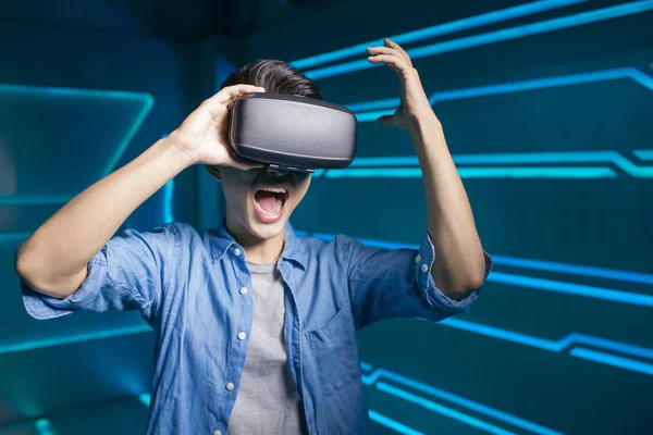 Man met vr — Stockfoto