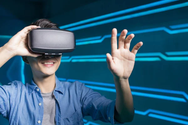 ชายที่ใส่แว่น VR — ภาพถ่ายสต็อก