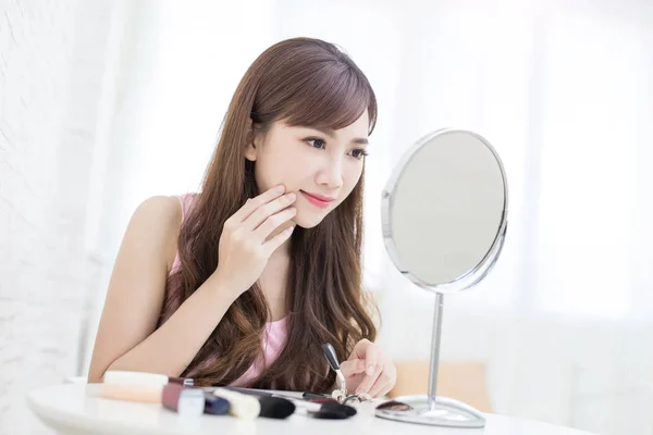 Beauty woman looking in  mirror — Stock Photo, Image