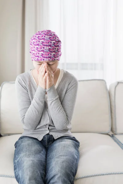 Woman with cancer feeling bad — Stock Photo, Image