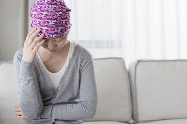 Mujer con cáncer sintiéndose mal —  Fotos de Stock