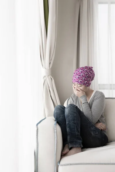 Woman with cancer feeling bad — Stock Photo, Image