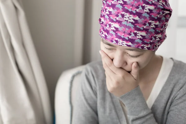 Mujer con cáncer sintiéndose mal —  Fotos de Stock