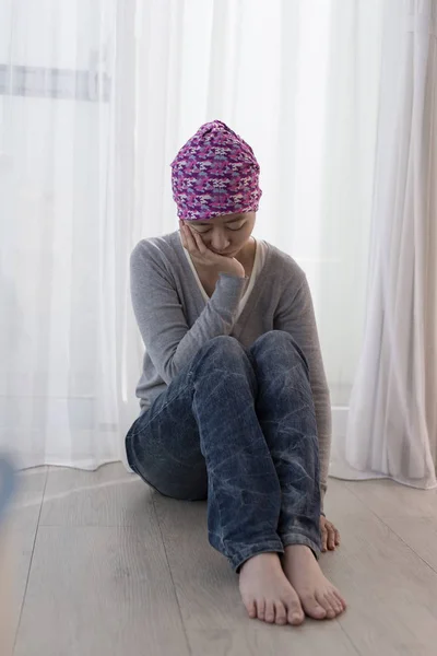 Woman with cancer feeling bad — Stock Photo, Image