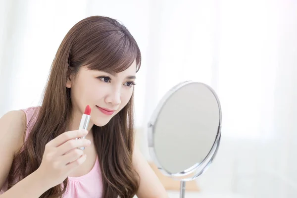 Schönheit Frau mit Lippenstift — Stockfoto