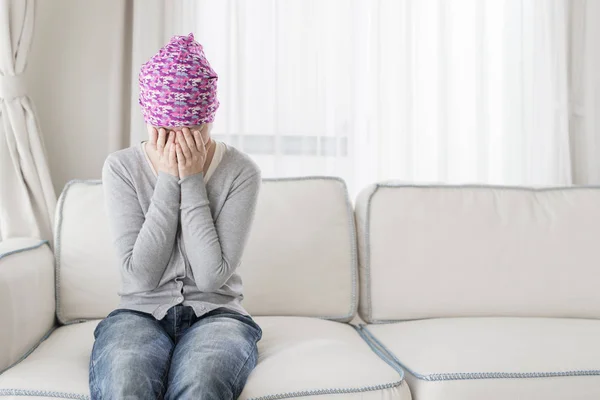 Mujer con cáncer sintiéndose mal — Foto de Stock