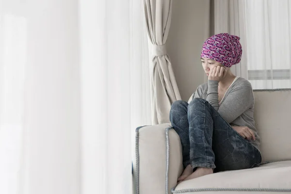 Frau mit Krebs geht es schlecht — Stockfoto