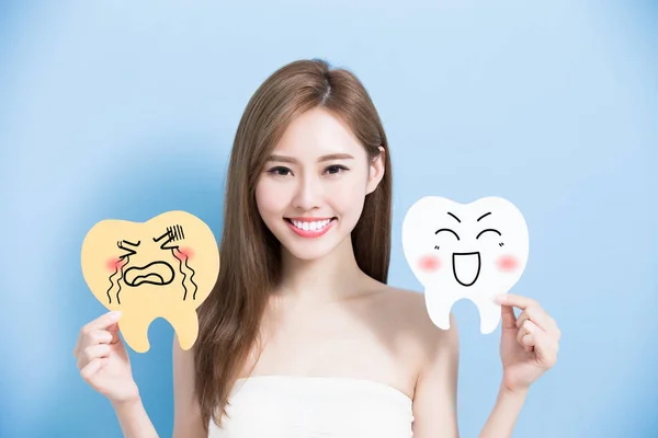 Donna con i denti cartelloni pubblicitari — Foto Stock